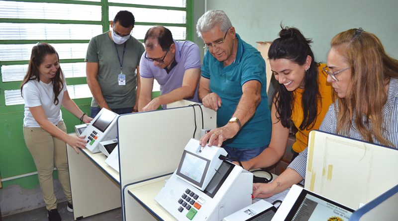 Urnas eletrônicas de Cajuru começaram a receber cargas e em seguida lacradas