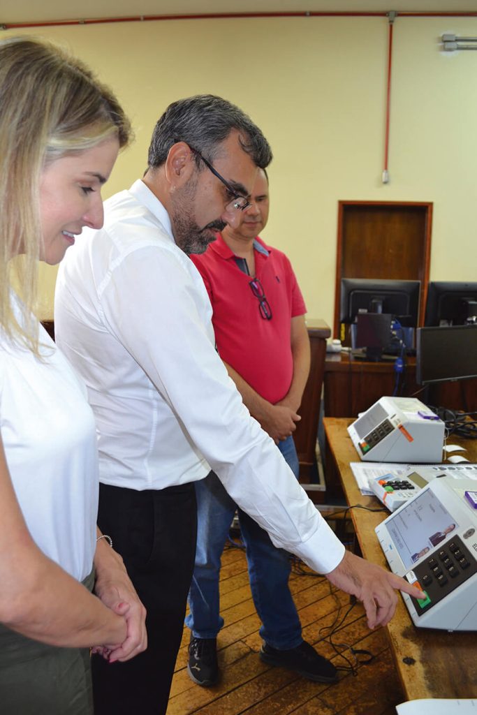 A Juiza Roberta Steindorff Malheiros e o presidente da OAB Amaury José Freiria da Matta testaram as urnas do 2º turno