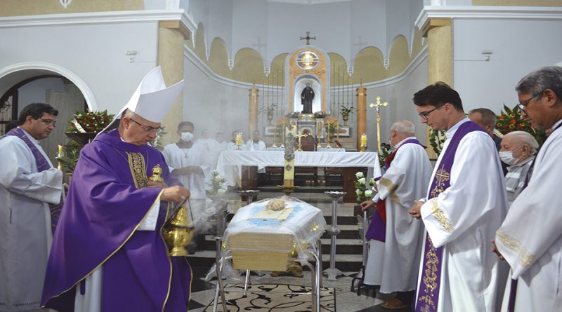 Após uma Missa Solene na Matriz de São Bento, onde tudo começou, diante de familiares, sacerdotes e a comunidade, o arcebispo Dom Moacir abençoou o corpo de Pe. Américo