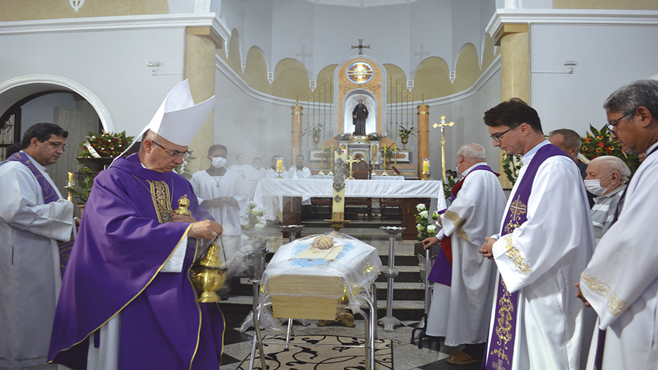 Após uma Missa Solene na Matriz de São Bento, onde tudo começou, diante de familiares, sacerdotes e a comunidade, o arcebispo Dom Moacir abençoou o corpo de Pe. Américo