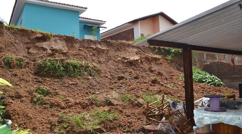 Cajuru em notícia: Com a infiltração de água o muro rompeu e a terra desceu. Agora a preocupação é impedir que a casa no pavimento superior não deslize