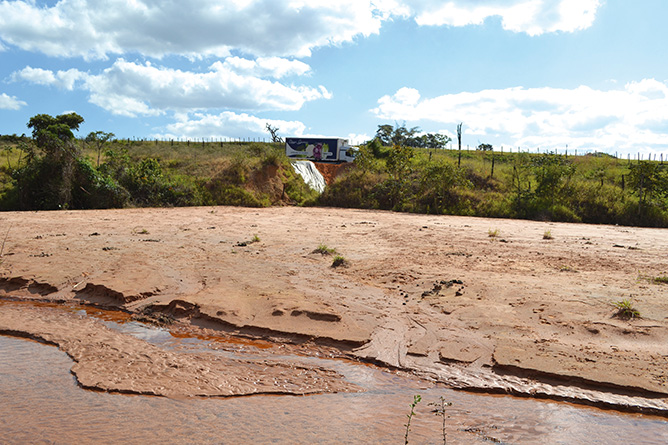 A terra desceu do acostamento da rodovia, causando um grande assoremento que extinguiu a vegetação ciliar na margem da cabeceira do córrego da Onça