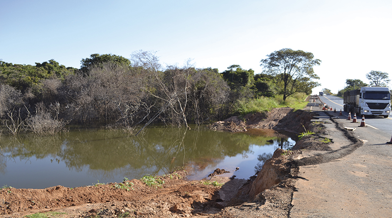 O nivel da água no represamento subiu nos últimos dias, invadiu a mata e ja está a menos de dois metros para atingir a pista de rolamento