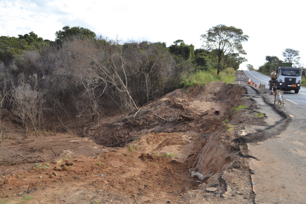 Depois de esgotada, no ponto central do represamento a profundidade atingiu os sete metros