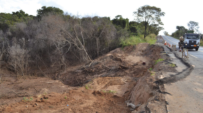 Depois de esgotada, no ponto central do represamento a profundidade atingiu os sete metros