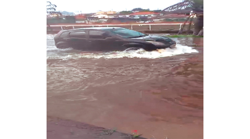 Alguns motoristas se aventuraram e enfrentaram as ruas inundadas