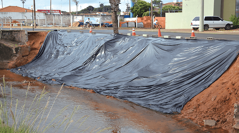 Encosta do córrego começou a ser preparada para reforma