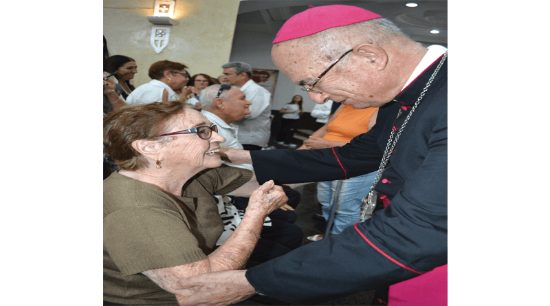 Ao final da homenagem, Dona Arinda (mãe do Frei Fabreti) recebeu os cumprimentos do Arcebispo Metropolitano Dom Moacir Silva
