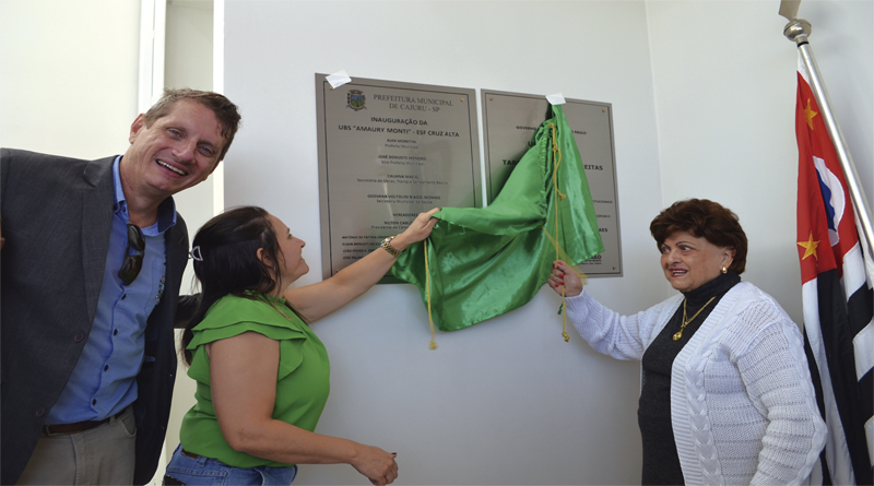 A placa inaugural foi descerrada pela secretária de saúde, Geovana Biaggi, e pela viúva, Professora Jeannete