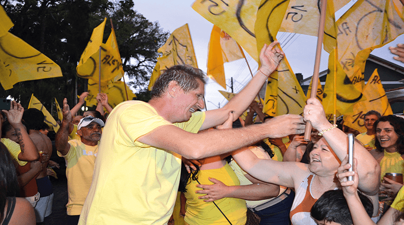 Uma multidão gigantesca aglomerou-se em frente da sede da prefeitura, todos os participantes só queriam uma coisa: abraçar o novo prefeito que acabava de ser reeleito para mais um período de quatro anos