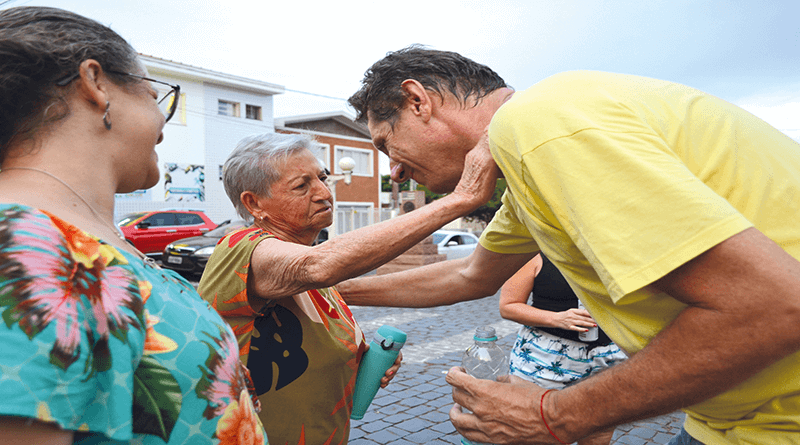 As imagens dizem tudo. Eram centenas de idosos, jovens, homens e mulheres, até crianças, que com muita emoção e alegria fizeram questão de participar daquela festa da democracia para também abraçar e parabenizar o prefeito e a vice