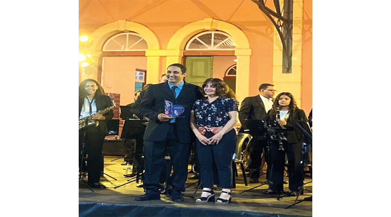 Marise de Abreu Mangione (Neta de Zequinha) entregando o troféu de participação no 63° Festival Zequinha de Abreu