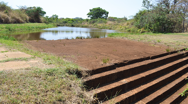 No dia 27 de julho, a vazão na lagoa de captação era de 210 metros cúbicos por hora, esta semana, dois meses depois, a vazão caiu para 120 metros cúbicos por hora, (na imagem de ontem, o vertedouro da lagoa totalmente seco em decorrência da baixa vazão)