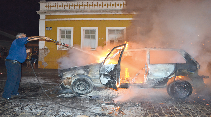 Veículo foi destruído pelo fogo no centro da cidade