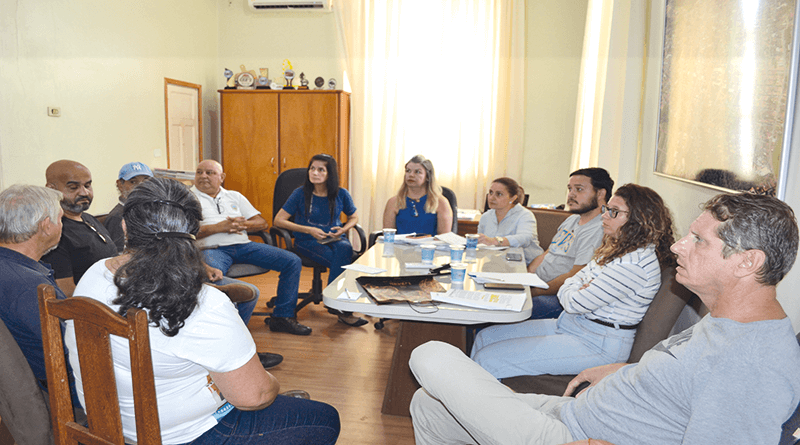 Vários setores da administração reunidos com o prefeito para definir estratégias de combate à dengue