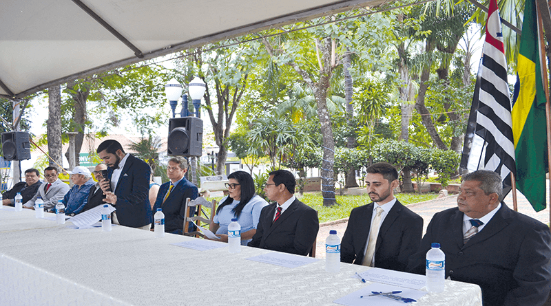 Na manhã do primeiro dia de 2025, tendo como pano de fundo a nossa bela praça central, sob a presidência do vereador João Pedro Santana Constâncio aconteceu a sessão de posse dos eleitos