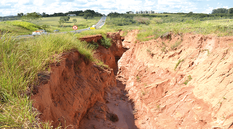 O perigo tem aproximadamente 5 metros de profundidade e está a 2 metros, bem ao lado da pista de rolamento