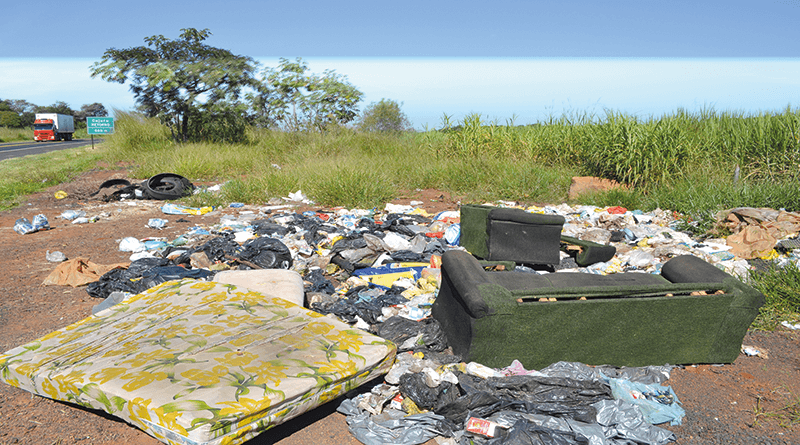 Parcela da população insiste em colocar lixo doméstico em lugar incorreto