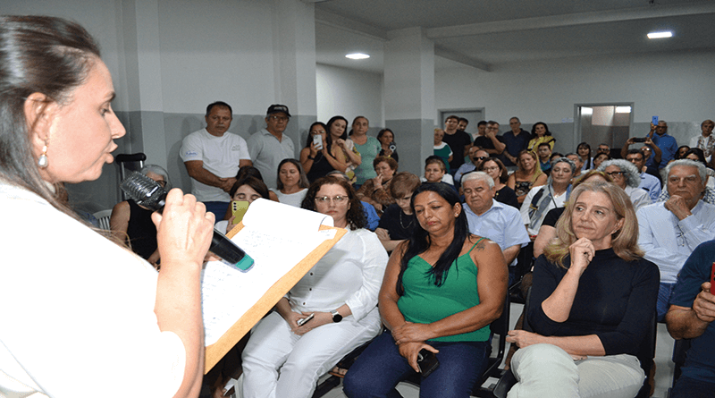 Citando cada homenageado, a secretária Geovana Biaggi arrancou lágrimas e aplausos de todos os presentes