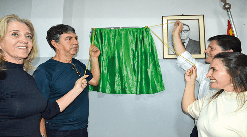 Claudia e Carlos, filhos do Dr. Hoffez, o deputado Baleia Rossi e a Secretária Geovana Biaggi descerraram a placa reinaugura
