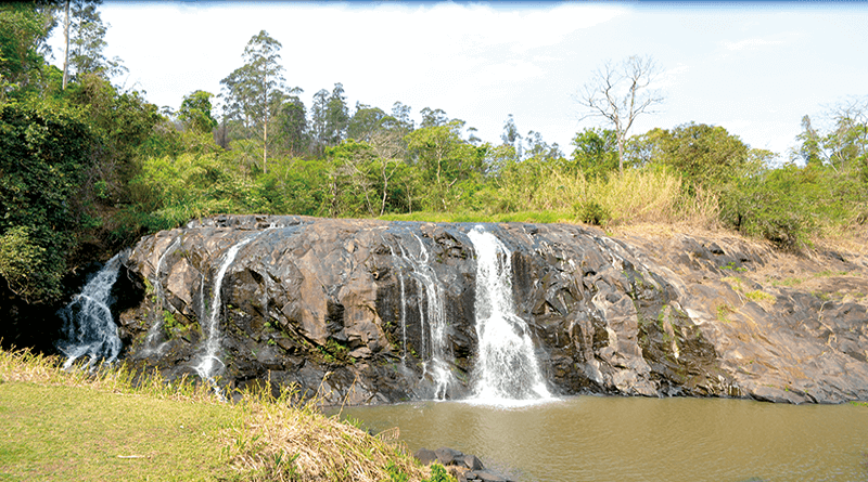 Na imagem de quinta-feira (a esquerda), mostra a vazão de apenas 6 polegadas da cachoeira da Serra no rio Cubatão.
