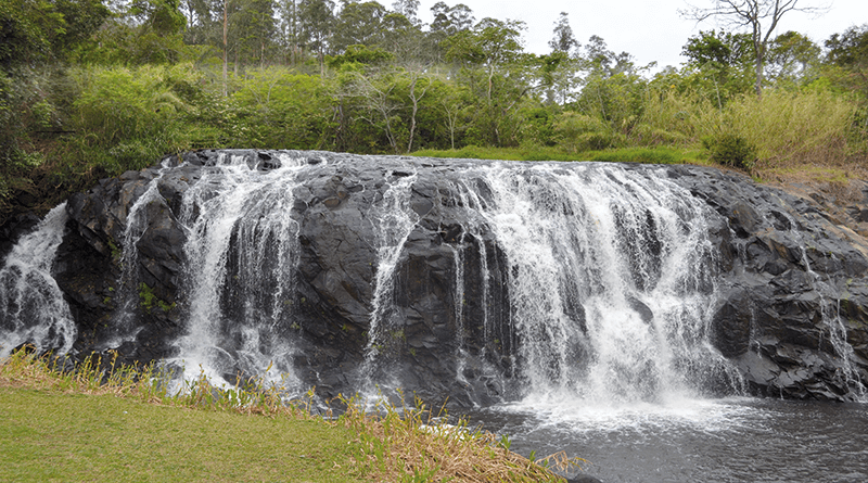 No dia seguinte, sexta-feira (a direita) a mesma cachoeira mostra os efeitos das primeiras chuvas que caíram em Cajuru