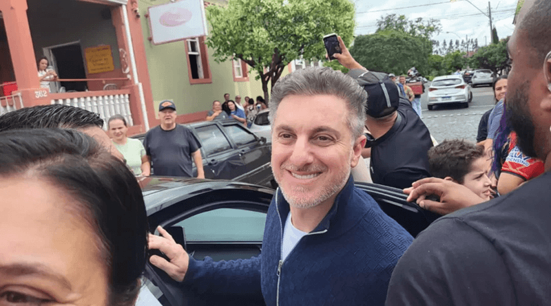 em frente ao restaurante uma multdão de fãs cercaram o apresentador que atendeu todos os pedidos de foto