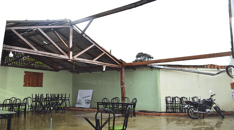 Tempestade furiosa deixou rastro de destruição em Cajuru