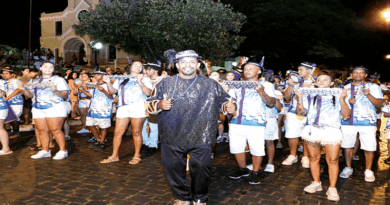 E Tendel vai se reafirmando como paixão dos cajuruenses Depois de muitos ensaios mestre de bateria Dedê desfilou uma bateria cadênciada no ritmo do samba