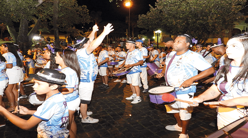 No meio da bateria o presidente Cesar Dias atuou como contra mestre