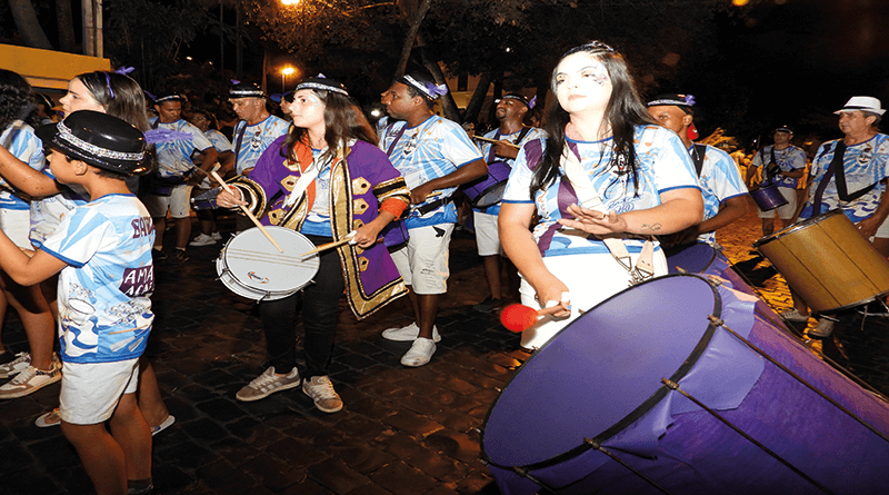 A cada ano a bateria do Tendel fica mais diversificada com a participação de homens, mulheres e principalmente crianças