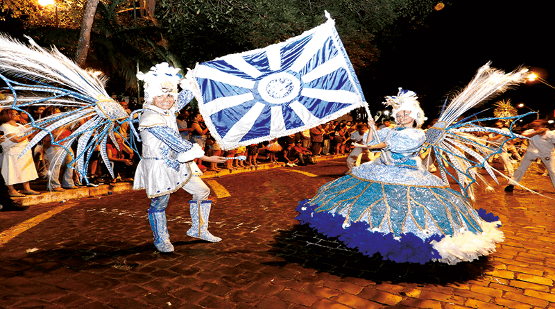 Além de carnavalesco, Gustavo Santos atual como mestre sala juntamente com sua filha Maria Clara de porta bandeira