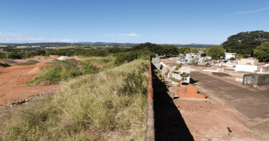Ampliação do cemitério deverá iniciar ainda este ano Na imagem desta semana, a esquerda, a nova área que será incorporada ao cemitério municipal, separada por um muro à direita