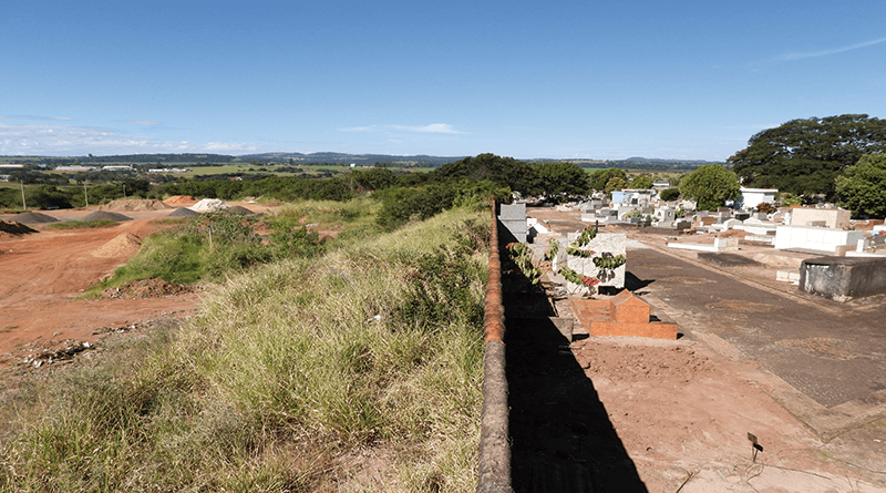 Na imagem desta semana, a esquerda, a nova área que será incorporada ao cemitério municipal, separada por um muro à direita