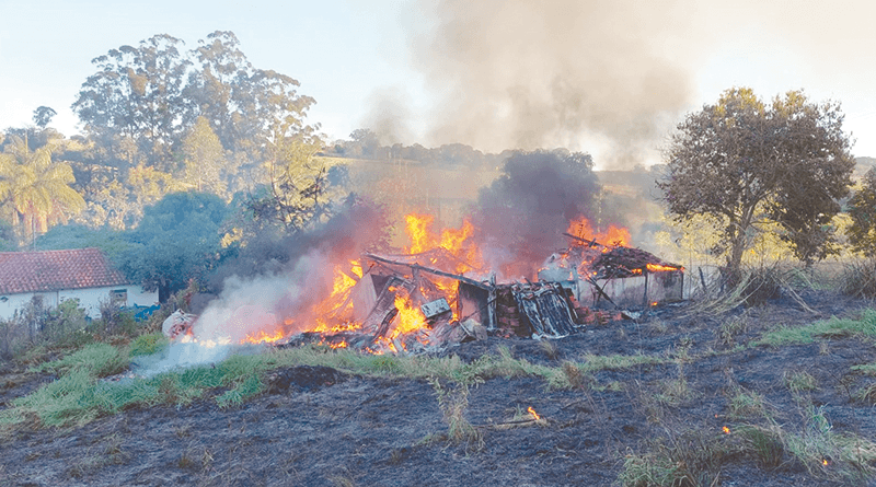 Fogo deixou rastro de destruição na zona rural de Cajuru