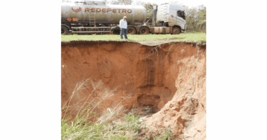 À esquerda, percebe-se claramente a proporção da profundidade da erosão, e o pequeno espaço entre o barranco e o caminhão que trafegava no instante da foto.